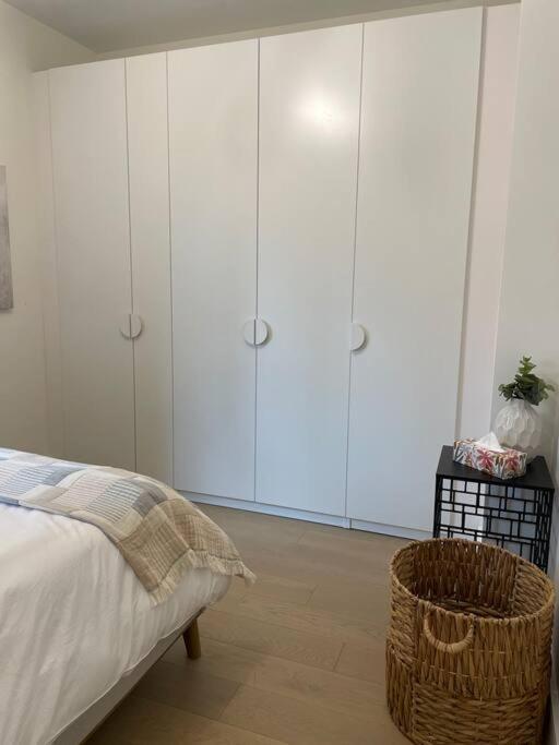 Modern Apartment Close To The Beach With Parking トロント エクステリア 写真