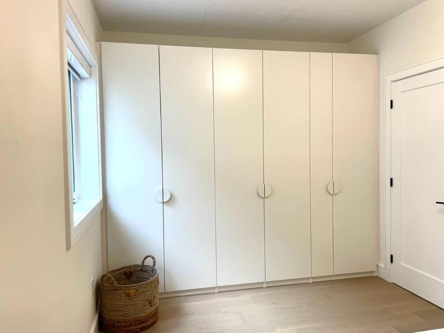 Modern Apartment Close To The Beach With Parking トロント エクステリア 写真