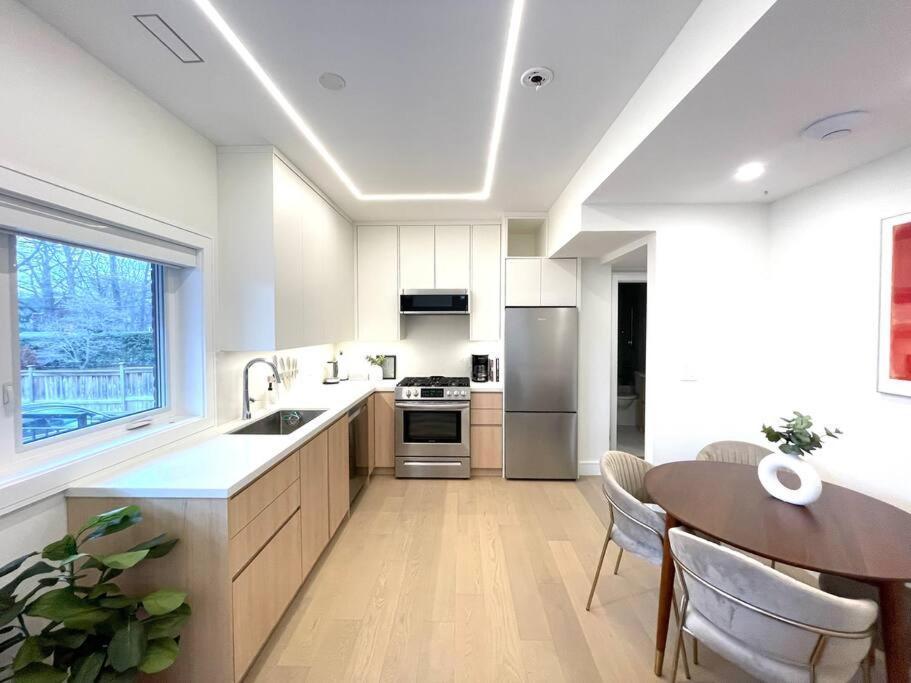 Modern Apartment Close To The Beach With Parking トロント エクステリア 写真