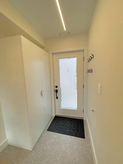 Modern Apartment Close To The Beach With Parking トロント エクステリア 写真