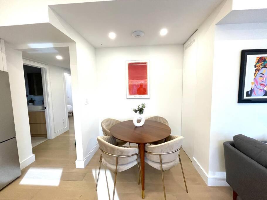Modern Apartment Close To The Beach With Parking トロント エクステリア 写真