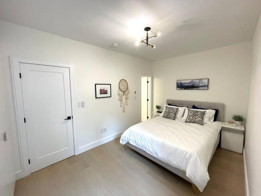 Modern Apartment Close To The Beach With Parking トロント エクステリア 写真