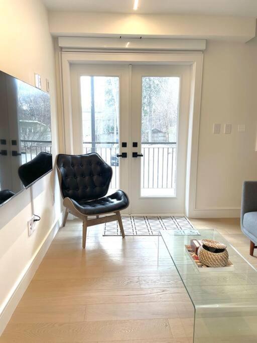 Modern Apartment Close To The Beach With Parking トロント エクステリア 写真