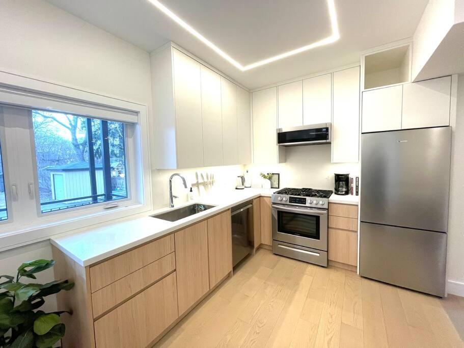 Modern Apartment Close To The Beach With Parking トロント エクステリア 写真