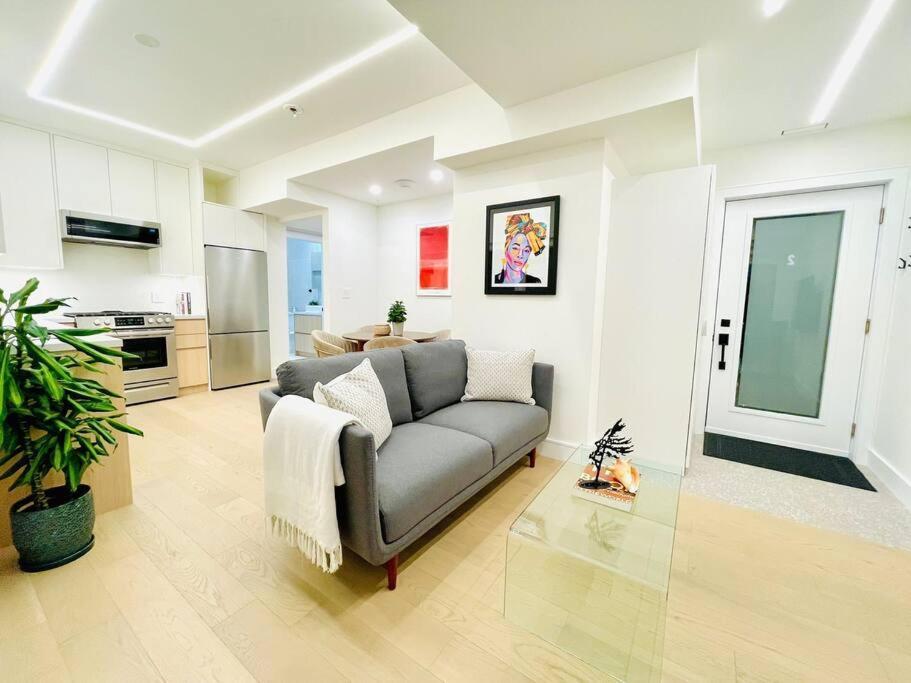 Modern Apartment Close To The Beach With Parking トロント エクステリア 写真