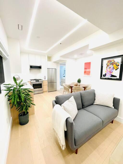 Modern Apartment Close To The Beach With Parking トロント エクステリア 写真