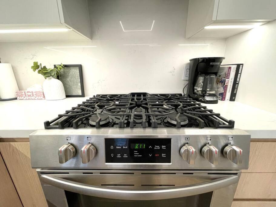 Modern Apartment Close To The Beach With Parking トロント エクステリア 写真