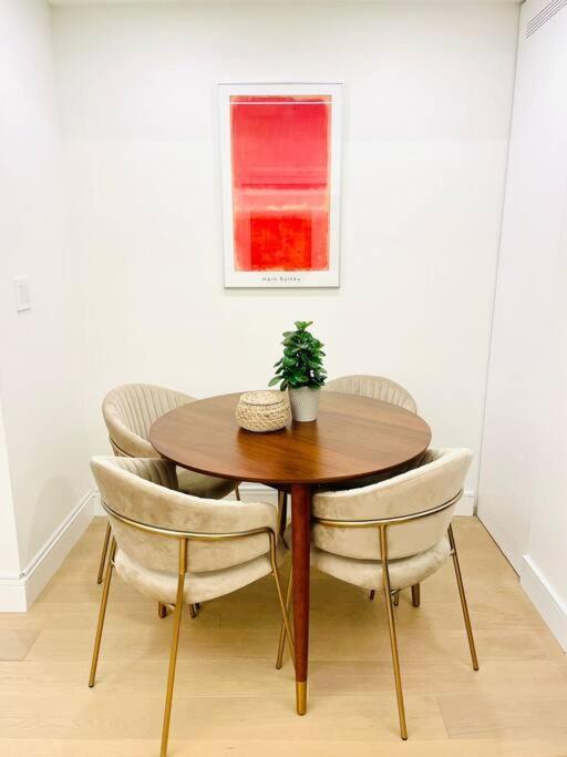 Modern Apartment Close To The Beach With Parking トロント エクステリア 写真