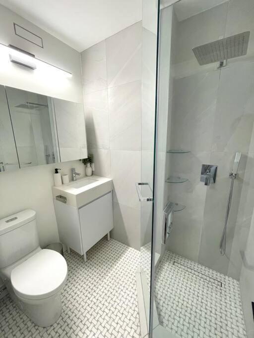 Modern Apartment Close To The Beach With Parking トロント エクステリア 写真