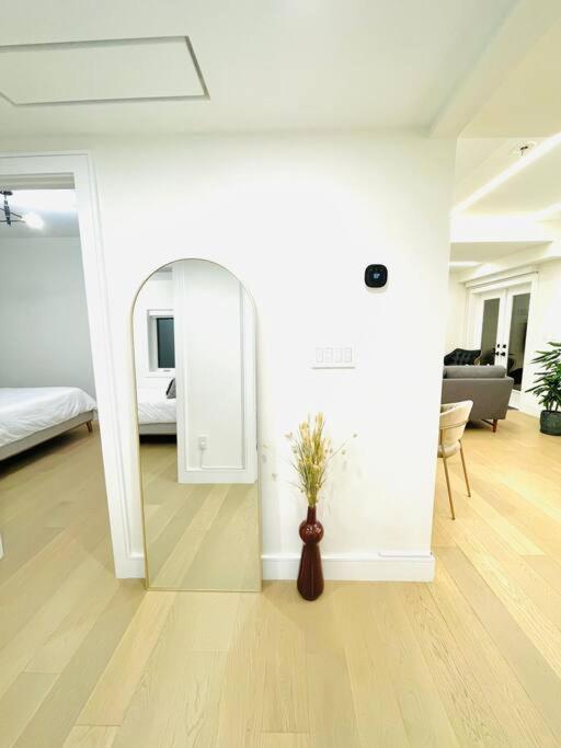 Modern Apartment Close To The Beach With Parking トロント エクステリア 写真